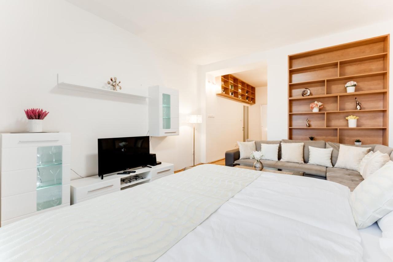 Exclusive Riverside In The Heart Of Apartment Prag