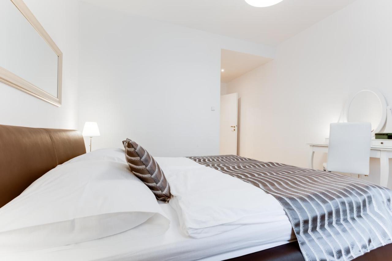 Apartment Exclusive Riverside In The Heart Of Prag