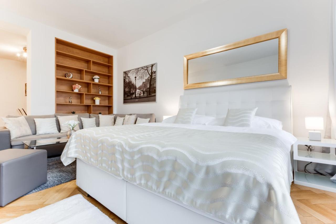 Exclusive Riverside In The Heart Of Apartment Prag